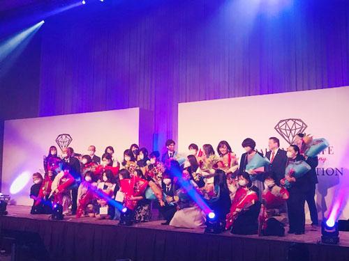 タイトルを獲得した会員を表彰する様子